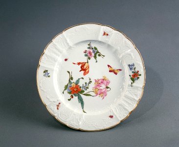 Porslin. Tallrik med blomsterdekor 1700-talets slut - Hallwylska museet - 89108