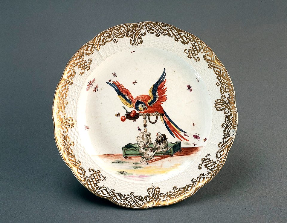 Porslin. Tallrik med fågelmotiv och guld i dekoren - Hallwylska museet - 89153