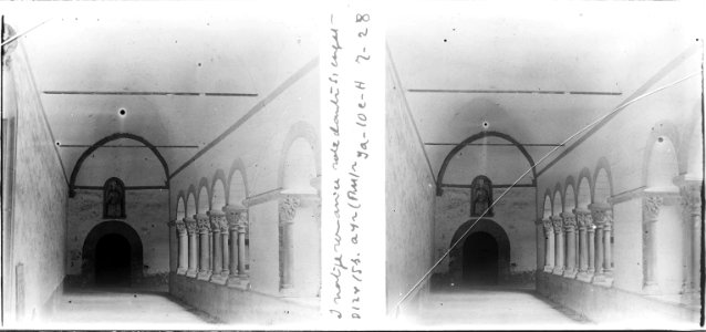 Porta amb imatge romànica al claustre del monestir de Sant Cugat amb llum d´un costat
