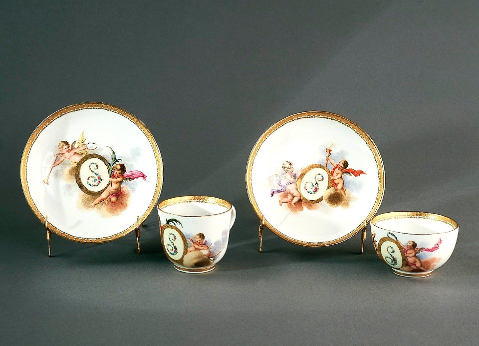 Porslin. Två koppar med fat hörande till servis. Putti och guld i dekoren - Hallwylska museet - 89188
