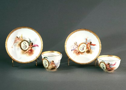 Porslin. Två koppar med fat hörande till servis. Putti och guld i dekoren - Hallwylska museet - 89188