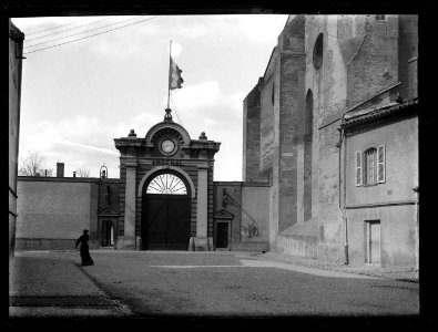 Porte de l'Arsenal près de l'église Saint-Pierre-des-Cuisines.. - FRAC31555 18Fi107