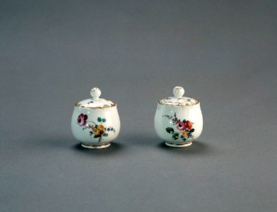 Porslin. Två pomadkoppar med lock och blomsterdekor - Hallwylska museet - 89126 photo
