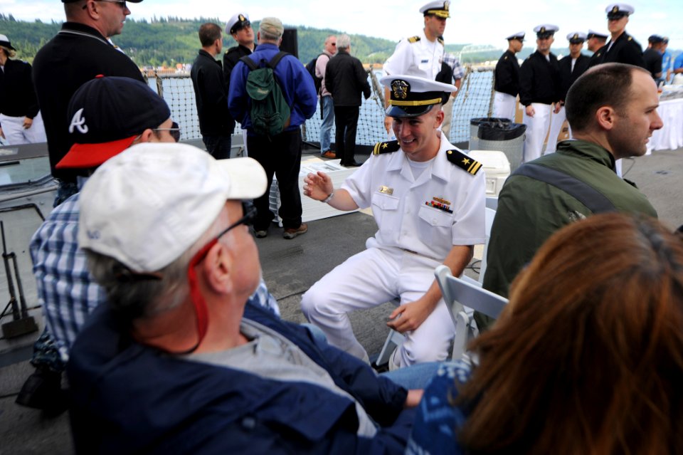 Portland Rose Festival 2015 arrival 150604-N-OO032-012