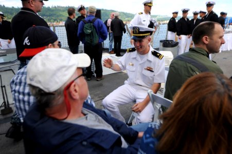 Portland Rose Festival 2015 arrival 150604-N-OO032-012