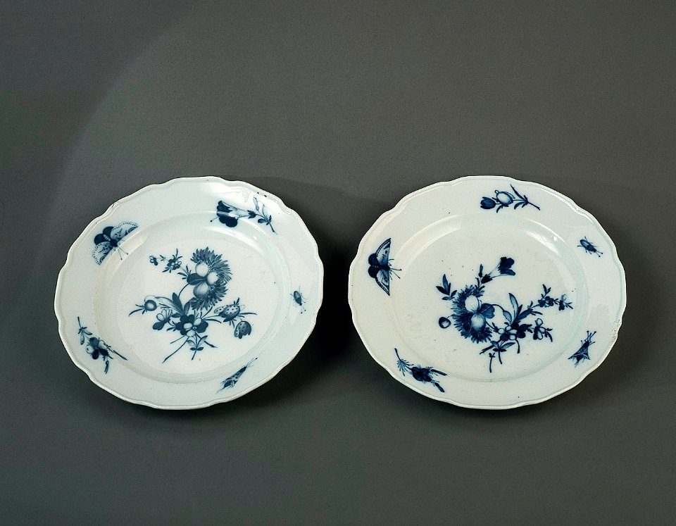 Porslin. Två tallrikar med blå blomsterdekor - Hallwylska museet - 89159