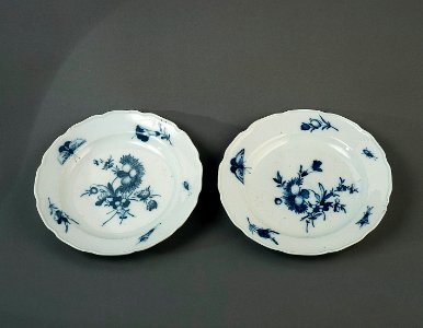 Porslin. Två tallrikar med blå blomsterdekor - Hallwylska museet - 89159