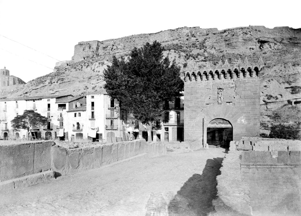 Porta d'entrada a la vila de Balaguer (cropped)