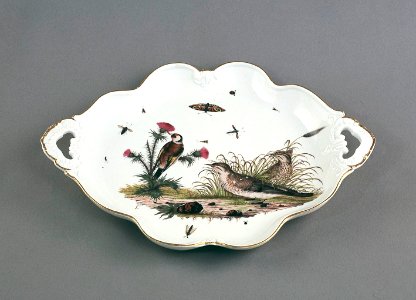 Porslin. Vit bricka med fåglar i dekoren - Hallwylska museet - 89237
