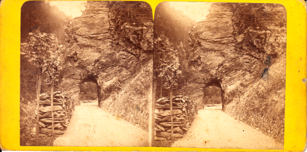 Porte de rochers dans la vallée de la Tamina