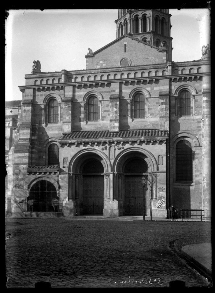 Porte des Comtes - Basilique Saint-Sernin. - FRAC31555 18Fi017