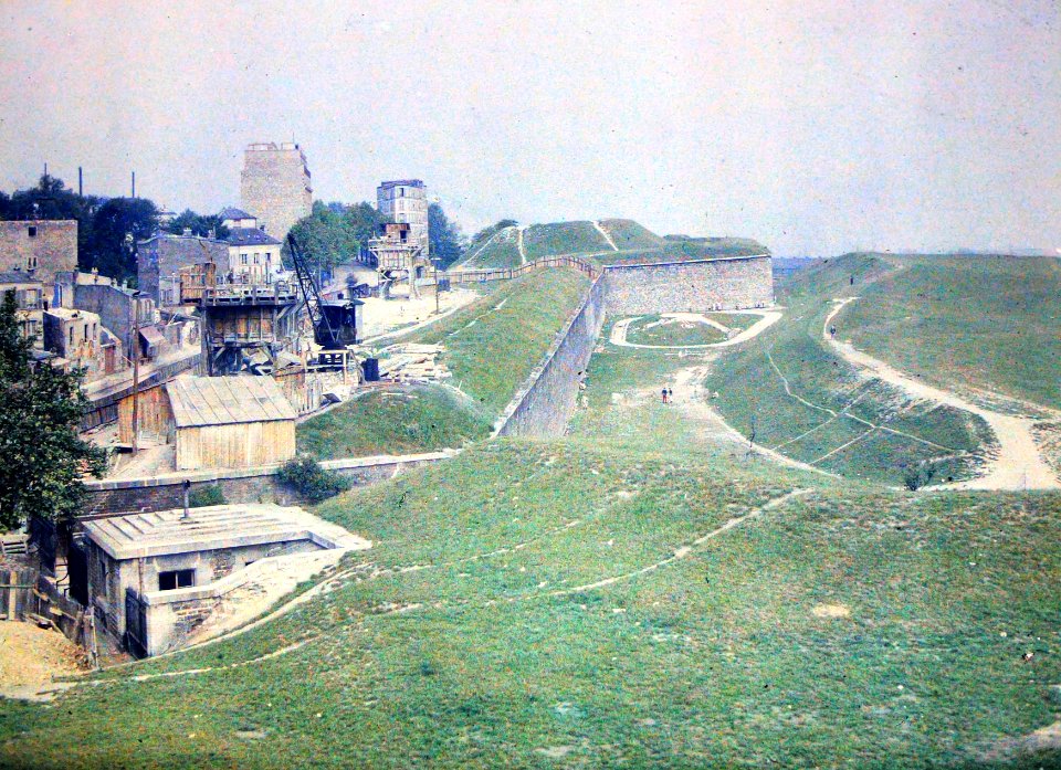 Porte du Pré St Gervais autochrome collection Albert Kahn museum