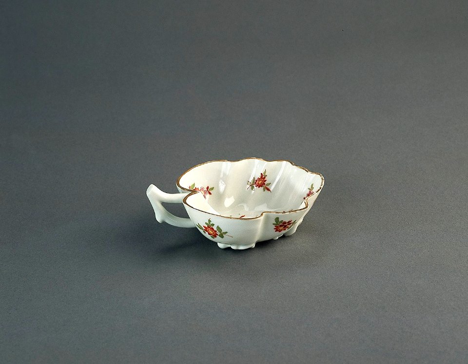 Porslin. Vitt saltkar med blomsterdekor - Hallwylska museet - 89169