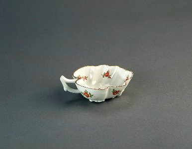 Porslin. Vitt saltkar med blomsterdekor - Hallwylska museet - 89169