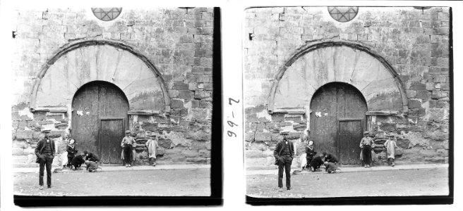 Porta de l'església d'Artesa de Segre