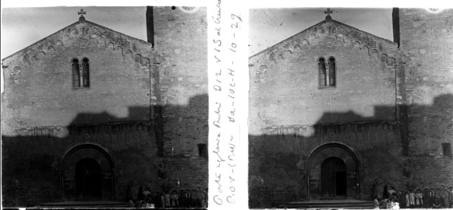 Porta de l'església de Sant Pere a Rubí amb el mateix truc de llum