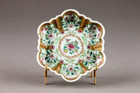 Porslinsfat gjort i Kina på 1700-talet - Hallwylska museet - 96124