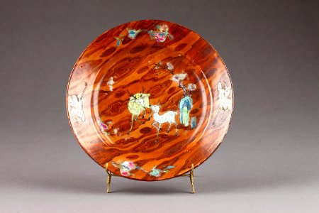 Porslinsfat i träimitation gjord i Kina på 1800-talet - Hallwylska museet - 95914