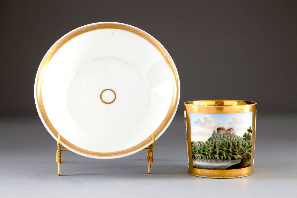 Porslinsfat och kopp med Wartburgs slott, början av 1800-talet - Hallwylska museet - 93851