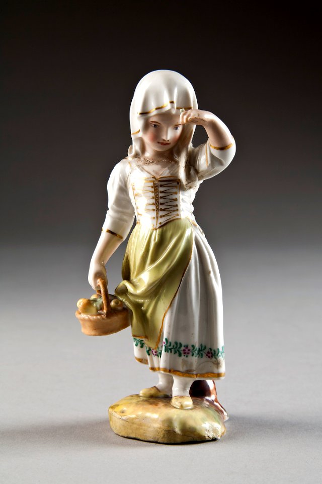 Porslinsflicka med fruktkorg, från 1700-talets slut - Hallwylska museet - 93755