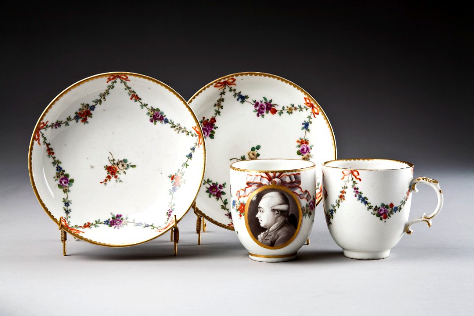 Porslinskoppar och fat, från cirka 1770 - Hallwylska museet - 93771