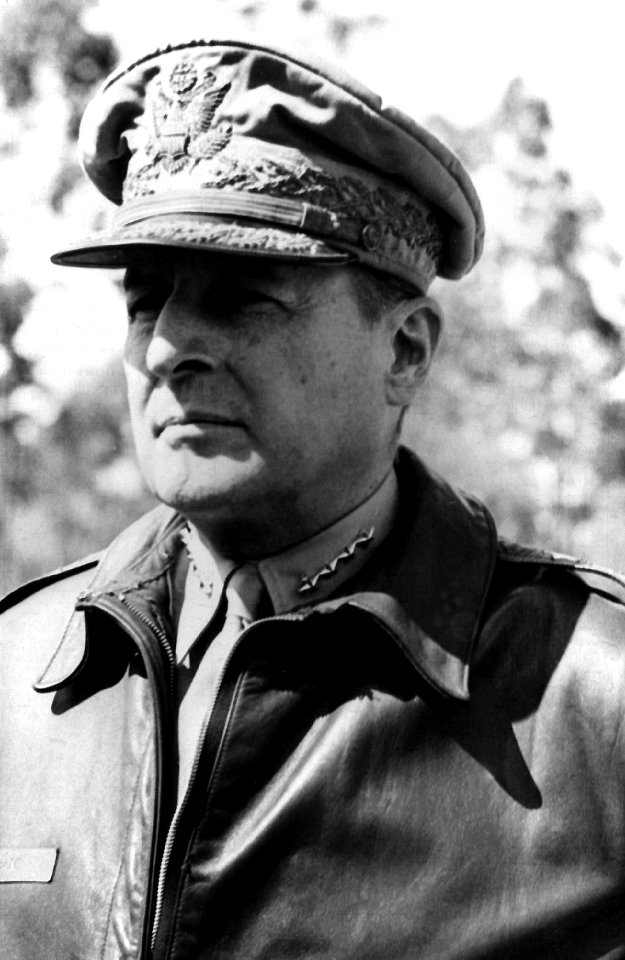 Portrait - US Army (USA) General (GEN) Douglas MacArthur
