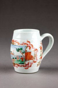 Porslinsmugg i form av tunna gjord i Kina som exportgods för Europa - Hallwylska museet - 96069
