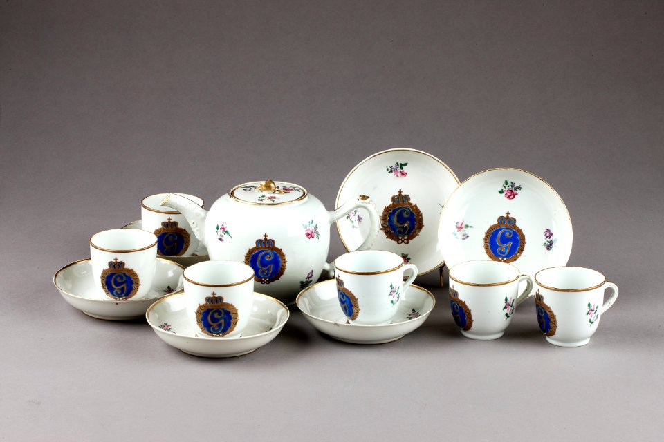 Porslinsservis från 1776 med Gustav IIIs namnchiffer - Hallwylska museet - 96128