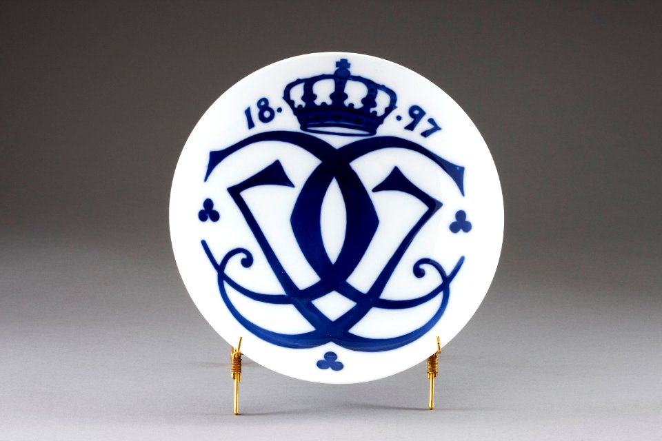 Porslinstallrik med prins Carls av Sverige och prinsessan Ingeborgs av Danmarks krönta spegelmonogam - Hallwylska museet - 93894