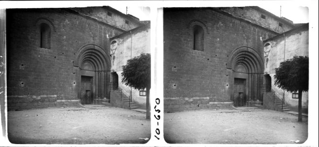 Porta i església d ' Agullana