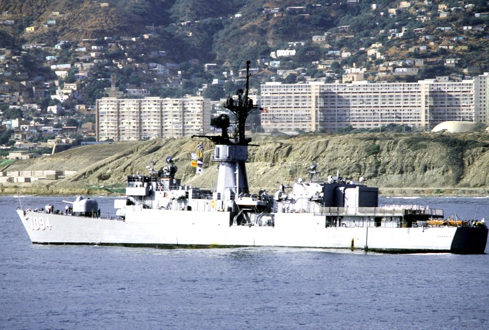 Port beam view of USS Pharris (FF-1094) off South American coast during Unitas XXI c1980 DN-ST-83-00131