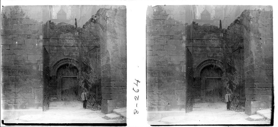 Porta lateral romànica de l´església de Casp