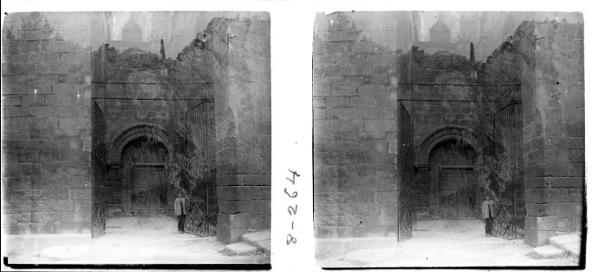 Porta lateral romànica de l´església de Casp