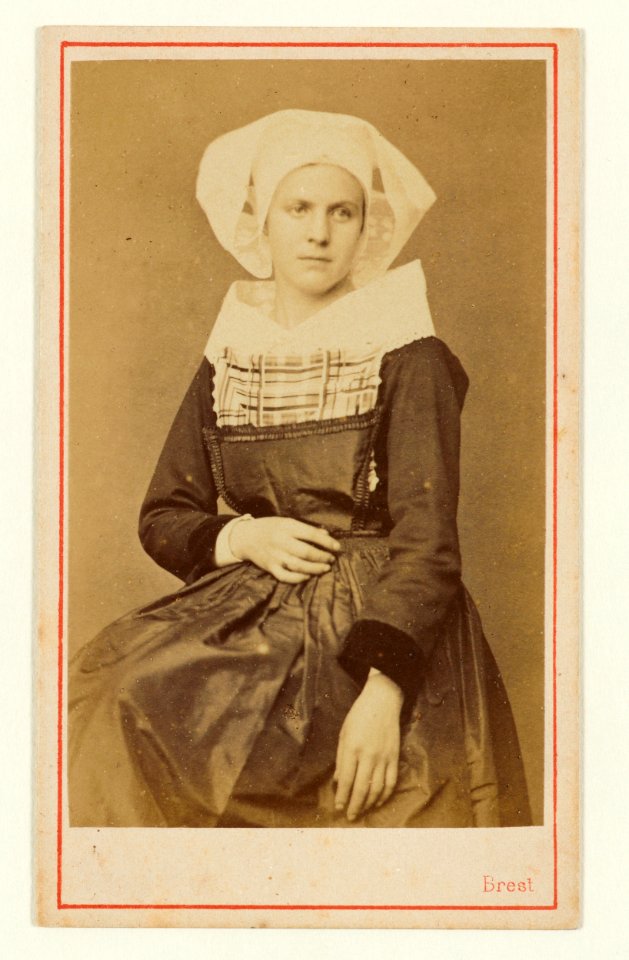 Portrait de femme en costume de Carhaix 994 0065 65