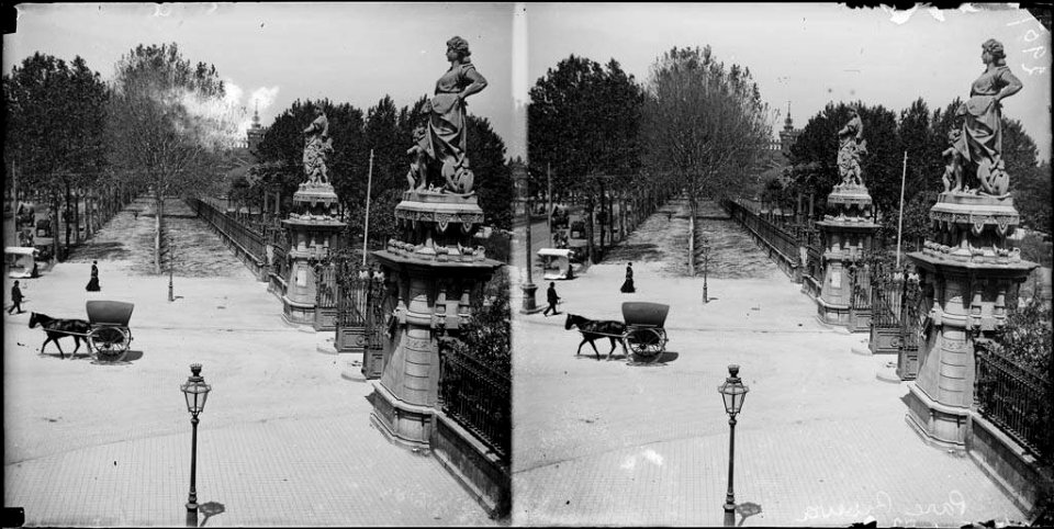 Porta principal i Paseo de la Industria del Parc de la Ciutadella i un carro