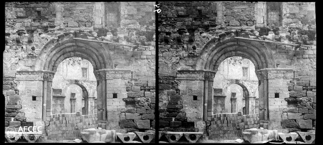 Porta romànica en ruïnes al monestir de Montserrat (AFCEC VINTRO B 00094)