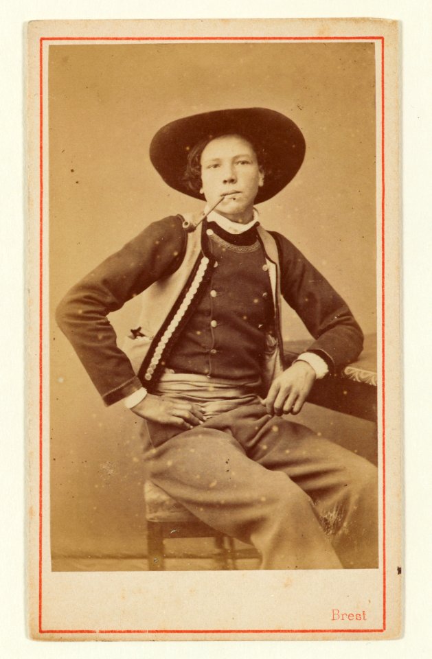 Portrait de jeune homme en costume de Châteaulin 994 0065 66 photo