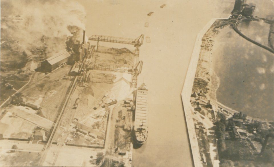 Port Colborne Ontario from the Air (HS85-10-37520)