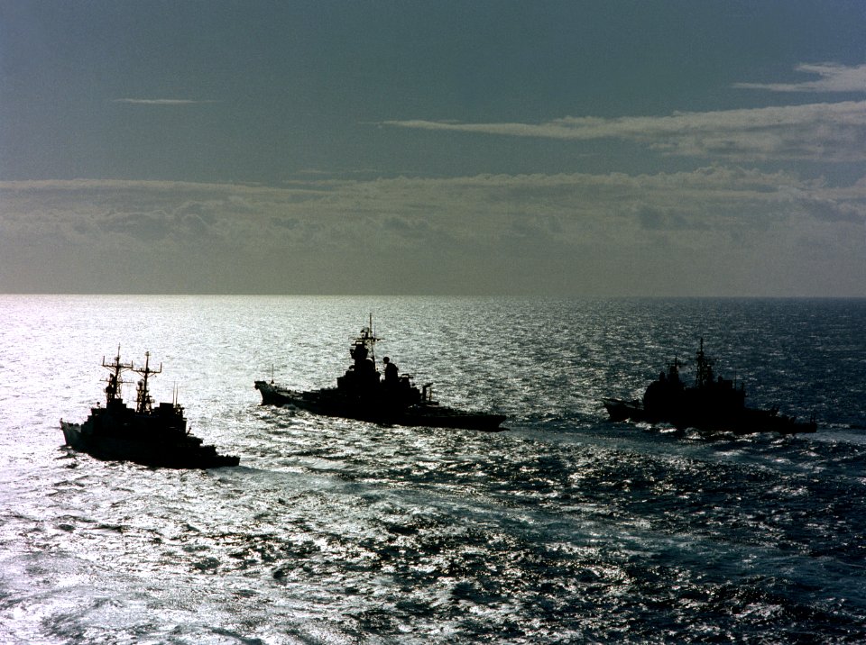 Port quarter silhouette view of USS Ticonderoga (CG-47), USS Iowa (BB-61), and USS Dewey (DDG-45) underway September 1987 DN-SC-88-05511