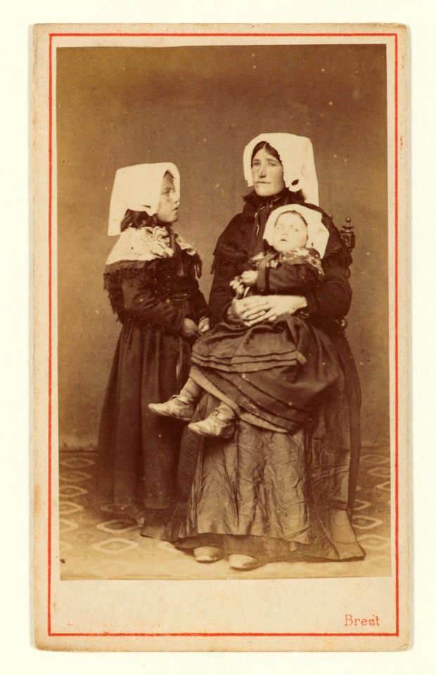 Portrait de femme et fillettes en costume breton 994 0065 69 photo