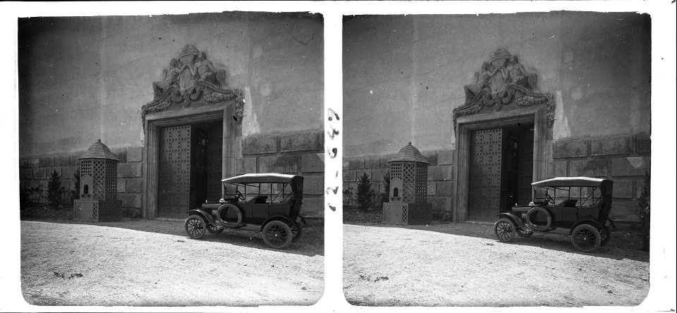 Portal de llevant d ' un palau de Montjuïc