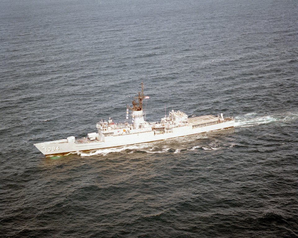 Port side view of USS Pharris (FF-1094) on her way to Fleet Week New York 1989 DN-SC-89-09249