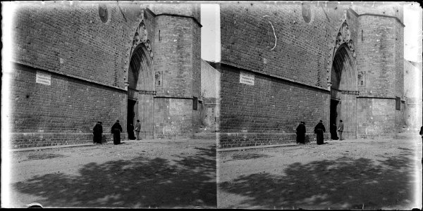 Portal del monestir de Pedralbes amb gent a la porta