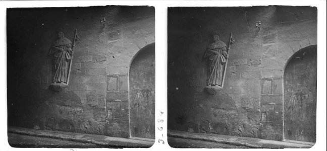 Portal del Romeu amb una iconografia de Sant Jaume photo