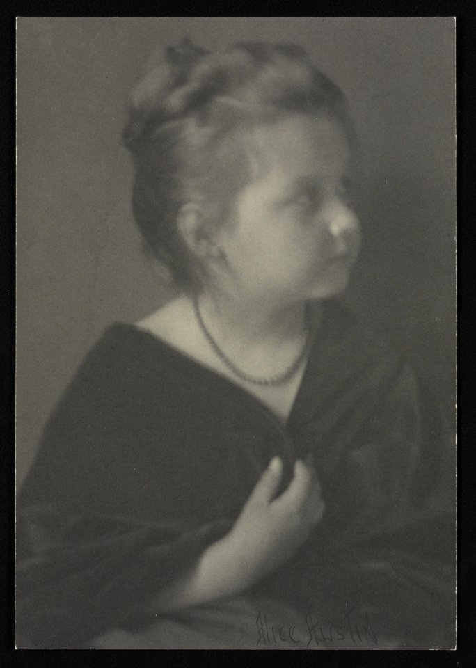 Portrait of a girl with a necklace clasping a shawl) - Alice Austin LCCN2004676234