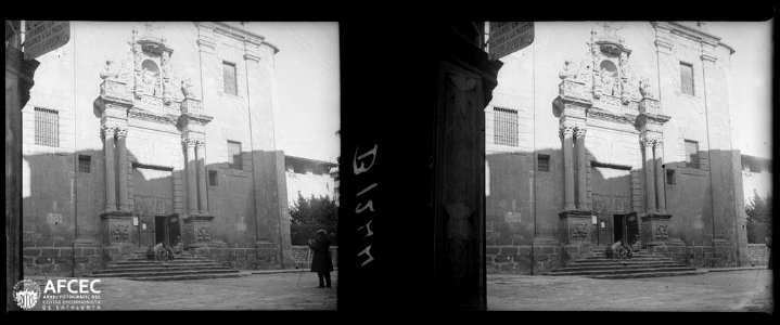 Porta d'entrada a l'església de la Pietat