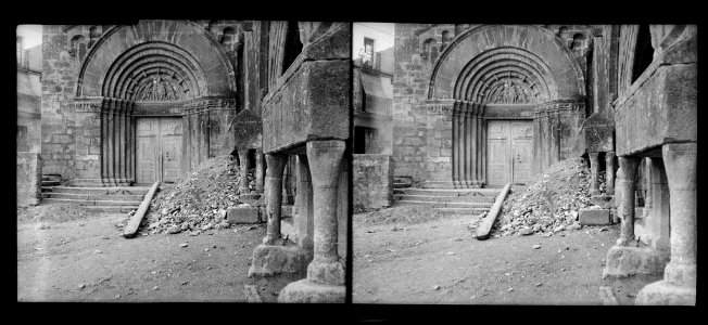 Porta d'entrada a Santa Maria de Vallbona amb sarcòfags en un lateral