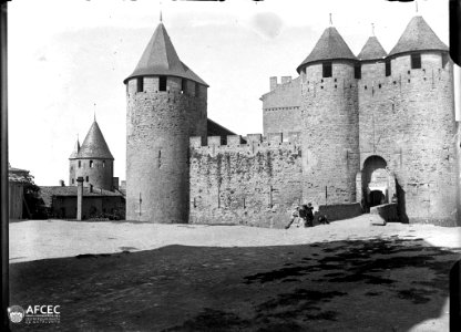 Portal, muralla i torres de la ciutat de Carcassona amb un grup de nens