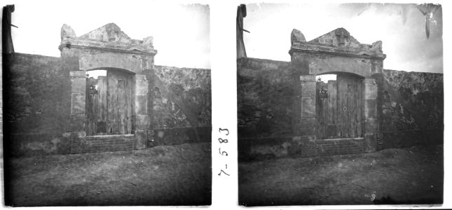 Porta de l ' antic cementiri de Sant Joan Despí