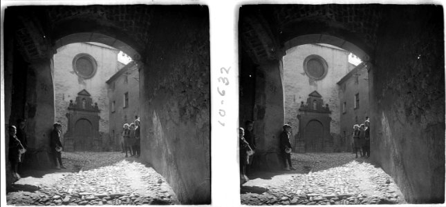 Portalada i façana de l'església de Torroja del Priorat